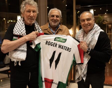 Roger Waters recibió camiseta de regalo de Palestino
