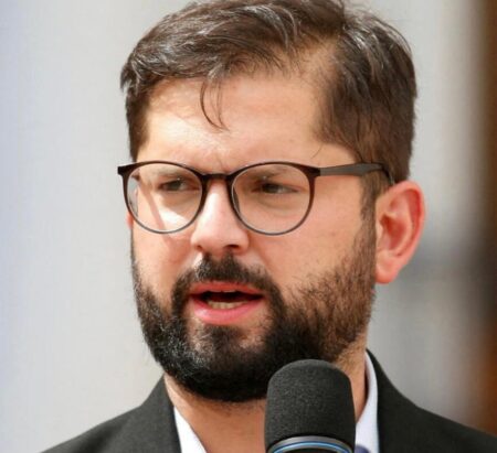 «En canoa y a remo»: La irónica respuesta del presidente Boric por viaje a la Antártica