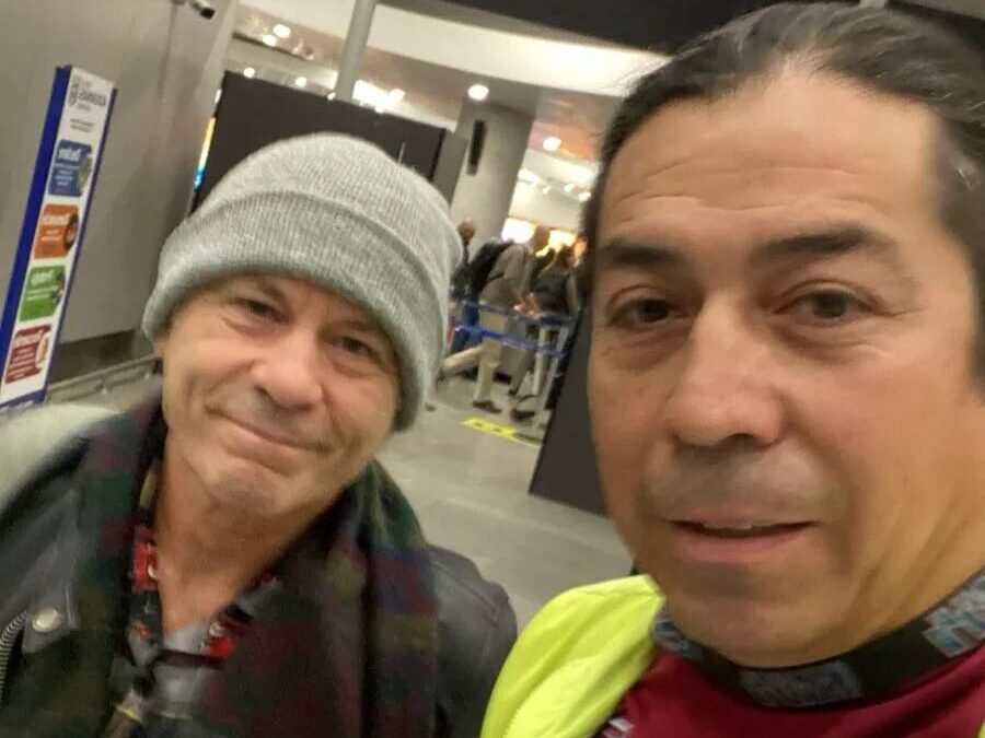 Bruce Dickinson y un fan en el aeropuerto de Santiago.
