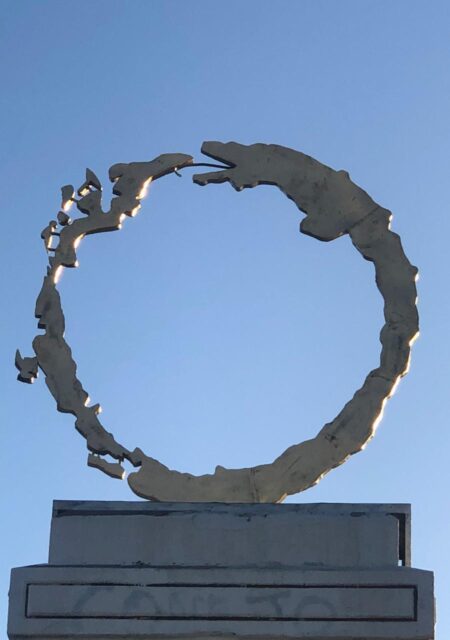 «Chile Uróboro»: La Peculiar Obra que Apareció en Plena Plaza Baquedano