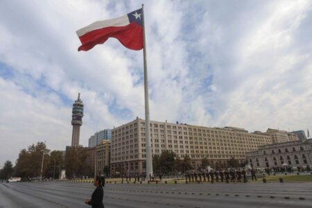 Cámara de Diputados y Diputadas aprueba proyecto que obliga a cantar himno e izar bandera nacional en centros educacionales