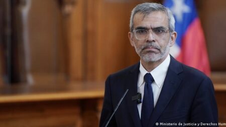 Ministro Cordero: “Gobierno es partidario” de crear cárcel especial para el crimen organizado