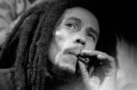 Adolescentes son sacados de una función de la película de Bob Marley por fumar marihuana en Brasil Bob Marley