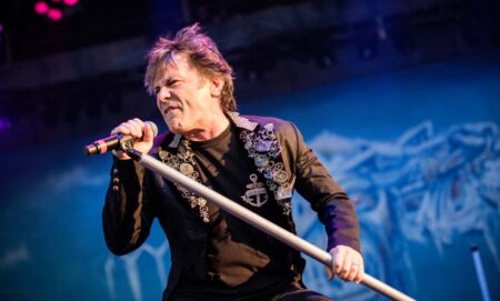 Bruce Dickinson se enfada con el público en pleno show por el humo: «No puedo respirar»