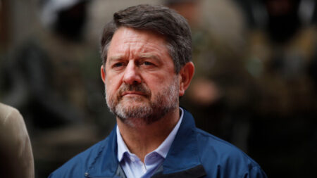Ante incremento de comercio sexual: Claudio Orrego propone establecer un barrio rojo en Santiago