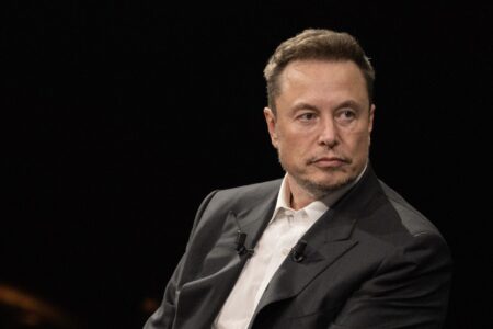 Alarmante advertencia de Elon Musk sobre la IA: existe un 20% de probabilidades de que acabe con la humanidad