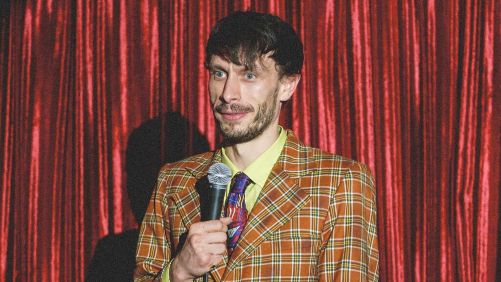Donny (Richard Gadd) presentandose en un stand up