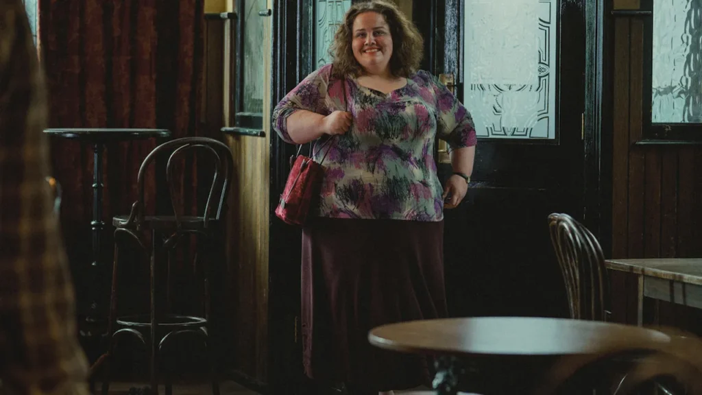 Martha (Jessica Gunning) entra al Bar de Donny
