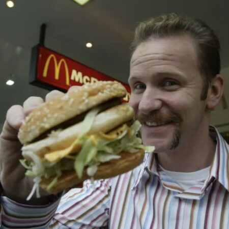 Muere Morgan Spurlock, cineasta que comió durante un mes McDonald’s