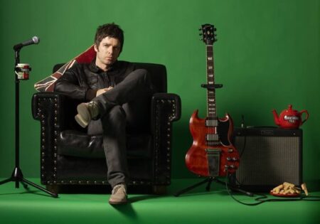 Noel Gallagher arremete contra público «woke» en Glastonbury: «pequeños idiotas con banderas»