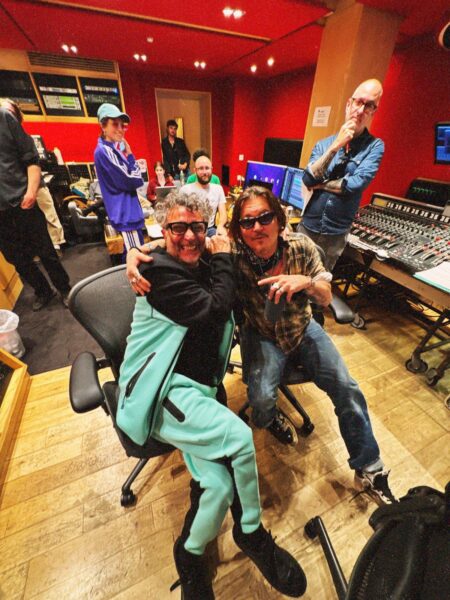 Fito Páez recibió una visita inesperada de Johnny Depp en los estudios de Abbey Road Fito Páez es visitado por Johnny Depp