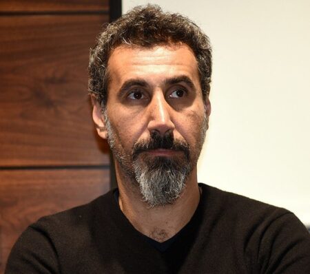 Serj Tankian señala estar “absolutamente” de acuerdo con que System of a Down busque otro cantante