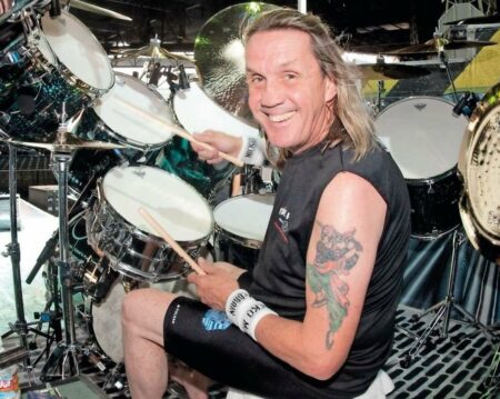 Nicko McBrain se refiere a su incapacidad de tocar como antes himno de Iron Maiden: “no me sale”