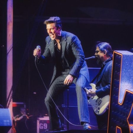 The Killers baja del escenario a fanático por no saber tocar la batería