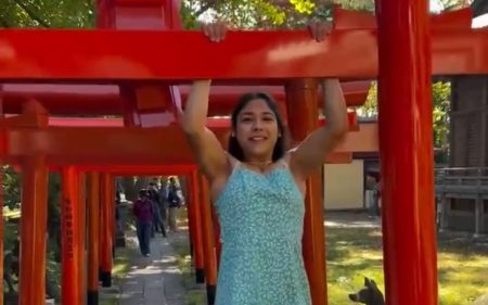 Influencer chilena causa indignación en Japón por hacer “ejercicio” en estructura sagrada