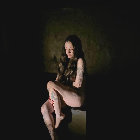 Mon Laferte tocará desnuda en el Matucana 100: el público también deberá estar sin ropa