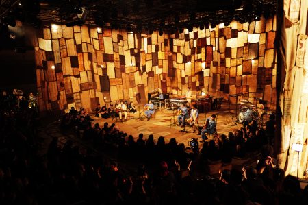Los Bunkers presentan «Ven Aquí» en versión cumbia en su MTV Unplugged