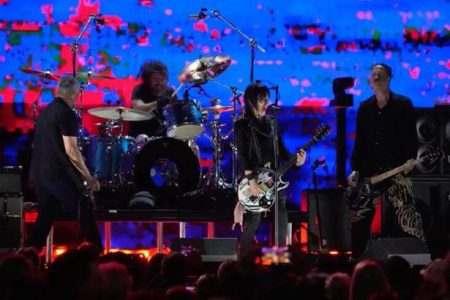 VIDEO | Ex miembros de Nirvana tocan en evento benéfico de Los Ángeles