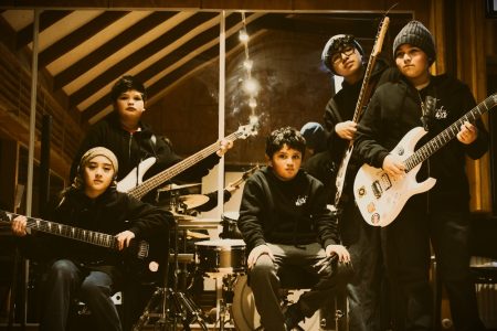 «Suelta el Celular»: Profesor y estudiantes de Los Lagos lanzan canción sobre el impacto de la tecnología