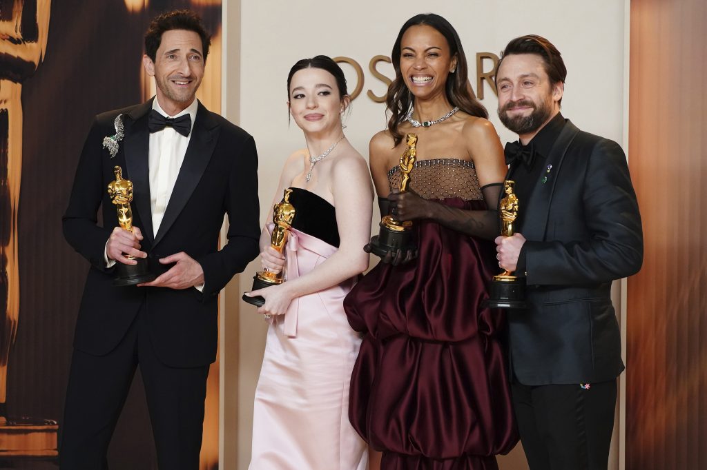Adrien Brody, Mikey Madison, Zoe Saldaña y Kieran Culkin en los premios Oscars