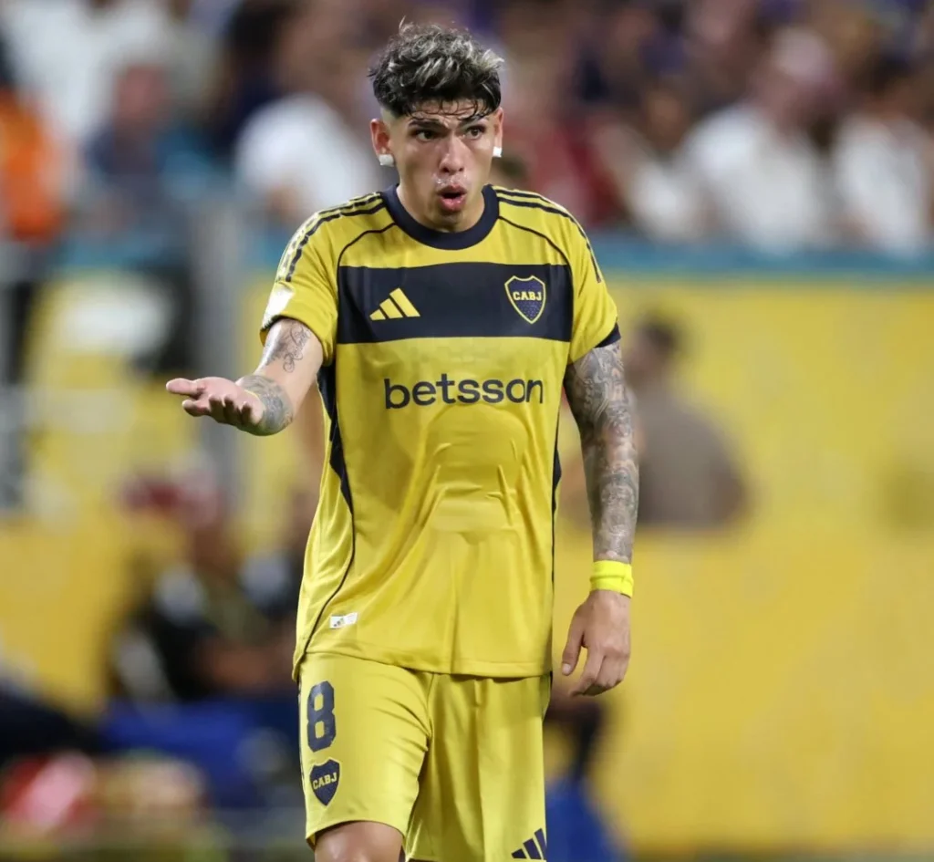 Prensa Argentina critica a Carlos Palacios tras eliminación de Boca Juniors del Mundial de Clubes.