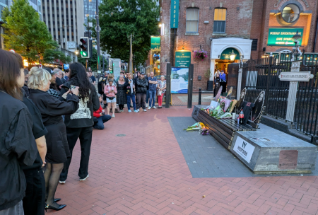 Fanáticos se congregan en el Black Sabbath Bridge tras la muerte de Ozzy Osbourne