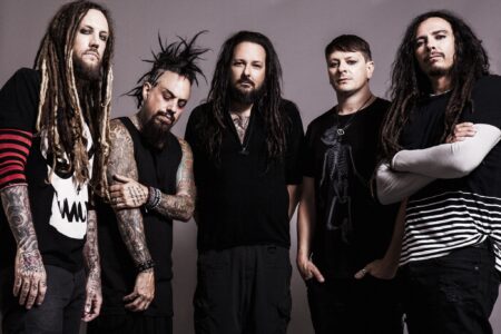 Video: Expulsan a hombre de concierto de Korn que se estaba «autocomplaciendo» en el público Korn
